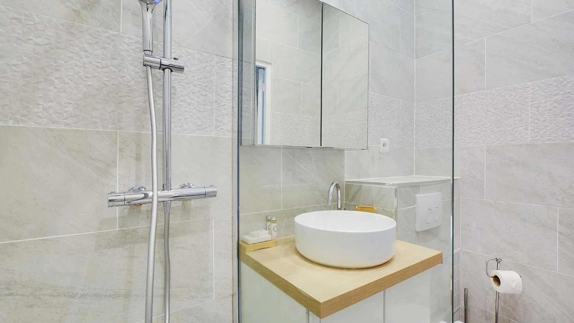 Chic Parisian Retreat - Alexandre Dumas 2c Apartment Paris